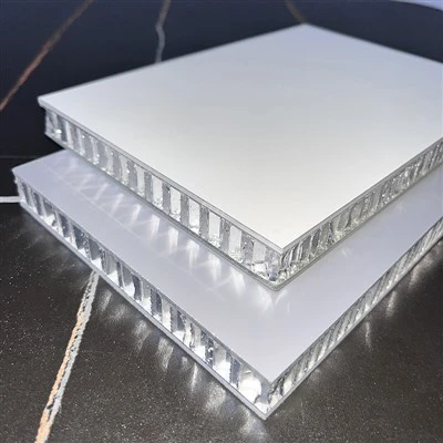 Vuurvaste nummercontrole Embossing Bloemen Metalen vierkante plafonds Bekleding Aluminium plafondpaneel Gebouw kantoor